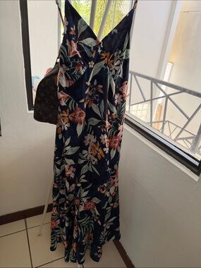 Floral V-Neck midi dress in Navy